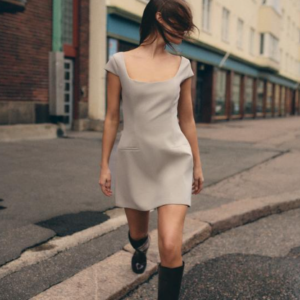 Vestit curt entallat